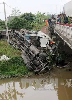 Quảng Ninh: Xe ô tô tải kéo theo rơ-moóc bị lật, lái xe thoát nạn