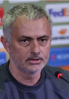 Jose Mourinho phàn nàn về chất lượng sân của Rostov