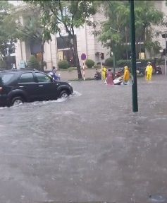 Sau mưa lớn, hệ thống thoát nước Hà Nội bị quá tải