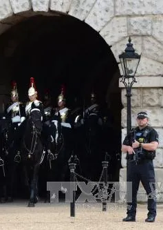 Cảnh sát khám xét một căn nhà gần London sau vụ nổ bom tàu điện ngầm