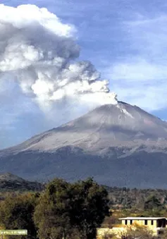 Núi lửa tại Mexico phun khói và tro