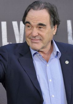 Oliver Stone từ chối bình luận về bê bối tình dục của ông trùm Hollywood