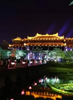 Đại nội Huế rực sáng về đêm