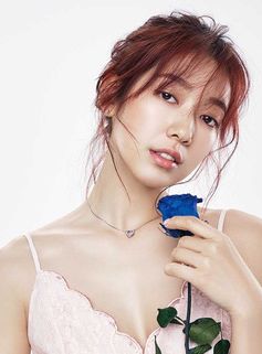 Park Shin Hye e ấp tựa cánh hoa tinh khôi