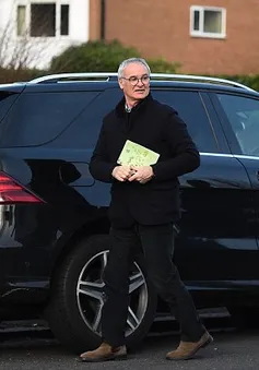 HLV Claudio Ranieri thu dọn đồ đạc rời Leicester City