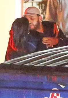 Selena Gomez công khai "khóa môi" tình cũ của Bella Hadid