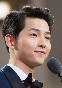 Nghe những lời này của Song Joong Ki, một biên kịch đã bật khóc