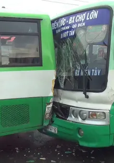 TP.HCM: 2 xe bus tông nhau do biển quảng cáo bất ngờ rơi