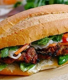 Khó quên hương vị bánh mì thịt nướng xíu mại