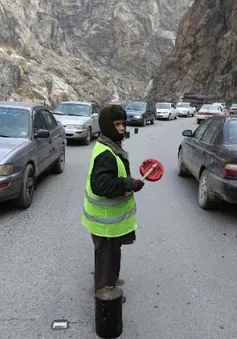 Afghanistan: Bé trai mạo hiểm kiếm sống bằng việc điều khiển giao thông