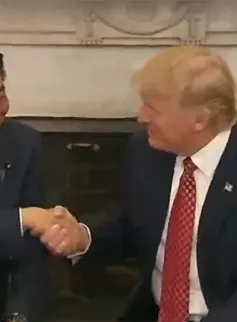 Cách bắt tay kì lạ của Tổng thống Mỹ Donald Trump