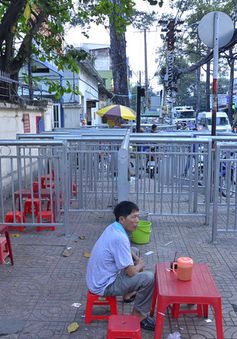 Sửa rào chắn “làm khó” người đi bộ ở quận 5, TP.HCM