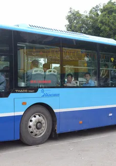 Xe bus nhanh Hà Nội quá tải vào giờ cao điểm