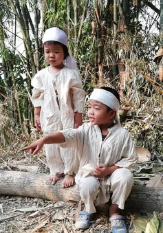 Xót xa trước cảnh 2 con nhỏ ngơ ngác hỏi mẹ “Vì sao cha lại chết ?”
