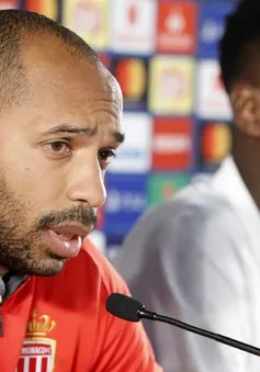 Thierry Henry "dạy" học trò trong phòng họp báo