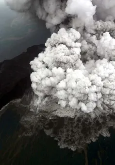 Indonesia: Núi lửa Anak Krakatau tiếp tục phun trào