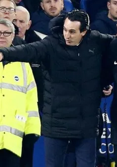 Dứt điểm vô tình, HLV Unai Emery sắp bị FA "sờ gáy"