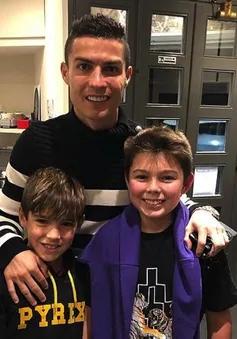 C.Ronaldo gây bất ngờ khi tươi cười chụp ảnh cùng con trai Buffon