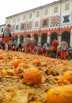 Sôi động lễ hội ném cam tại Italy