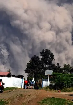 Indonesia nâng cảnh báo hàng không lên mức cao nhất sau khi núi lửa phun