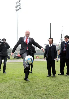 Chủ tịch FIFA Gianni Infantino trổ tài tâng bóng trên sân cỏ Việt