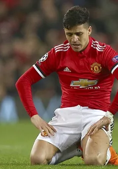 Sanchez bị "mắng hội đồng" tại Man Utd