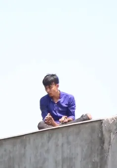 Giải cứu thanh niên nghi ngáo đá trèo lên nóc nhà dân ở TP.HCM