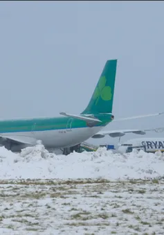 Ireland: Tuyết rơi dày khiến các chuyến bay bị hoãn, hủy