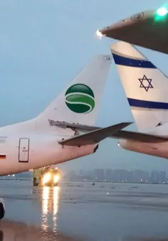 Máy bay của Đức và Israel mắc đuôi vào nhau sau va chạm