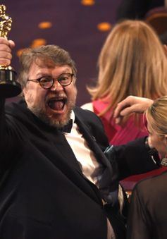 Sau khi giành tượng vàng Oscar, đạo diễn Guillermo del Toro thông báo đã bí mật ly hôn