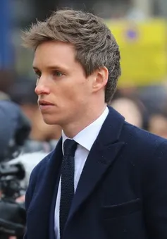 Eddie Redmayne tiễn biệt nhà vật lý thiên tài Stephen Hawking lần cuối