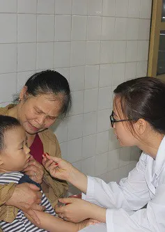 Thời tiết giao mùa trẻ dễ bị sốt virus