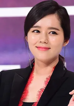 Han Ga In dù con còn nhỏ vẫn quay lại phim trường