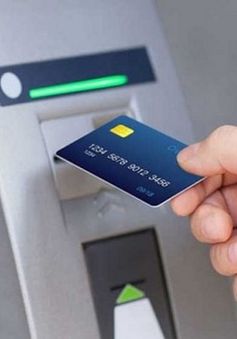 NHNN chỉ đạo tạm dừng tăng phí rút tiền từ ATM