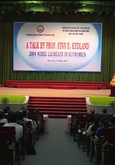 Sinh viên Huế gặp gỡ, giao lưu với Giáo sư đoạt giải Nobel Kinh tế