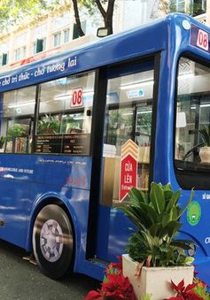 Thú vị xe bus sách tại đường sách Nguyễn Văn Bình