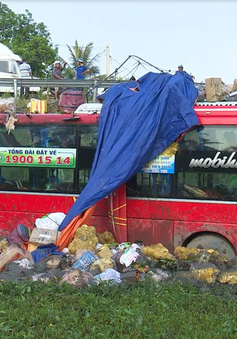 Phú Yên: Xe khách giường nằm lao xuống ruộng, khách hoảng loạn