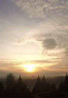 Ngắm bình minh đẹp mê hồn trên đỉnh đền Borobudur, Indonesia