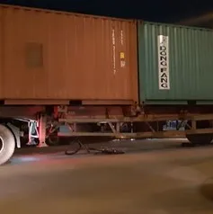 Trên đường đi học thêm, nam sinh bị cuốn vào gầm xe container