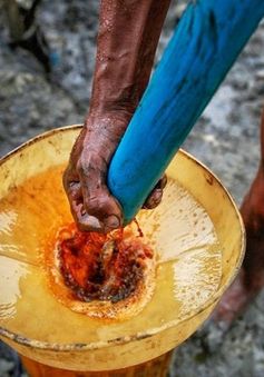 Nhọc nhằn nghề khoan dầu bằng tay ở Myanmar