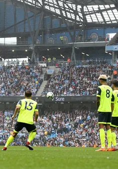 VIDEO "Đứng hình" với siêu phẩm sút phạt của Silva vào lưới Huddersfield