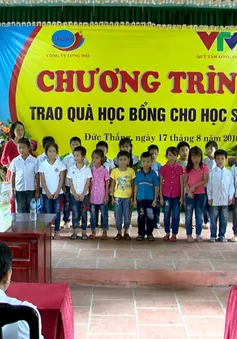 Trao học bổng cho học sinh nghèo tỉnh Hưng Yên trước thềm năm học mới