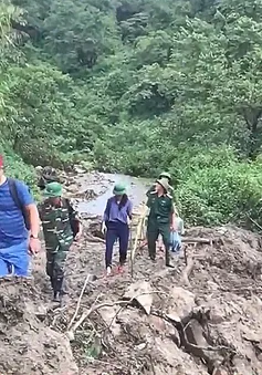 Chiến sĩ biên phòng vượt đường sạt lở, giúp người dân Lai Châu sau mưa lũ