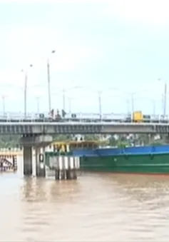 Đồng Tháp: Sà lan chở cát tông gãy trụ chống va cầu