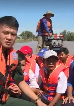 Đảm bảo an toàn cho học sinh vùng lũ đến trường