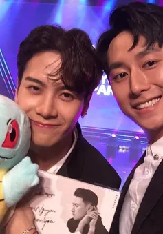 Rocker Nguyễn tặng quà ‘độc’, selfie thân thiết bên Jackson Wang (GOT7) sau 1 năm gặp lại