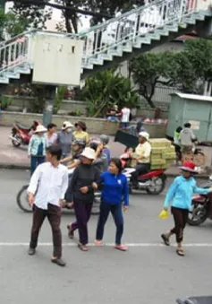 CSGT TP.HCM tăng cường nhắc nhở người đi bộ đúng luật