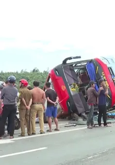 Xe khách lật nhào, nhiều người bị thương