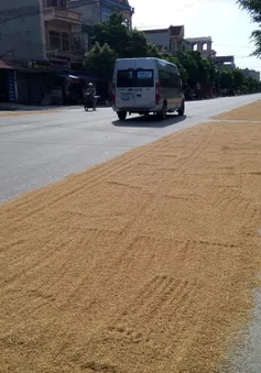 Mất an toàn giao thông vì hàng hóa phơi tràn lan trên Quốc lộ