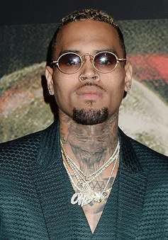 Chris Brown bị bắt giữ tại Pháp sau cáo buộc cưỡng hiếp phụ nữ